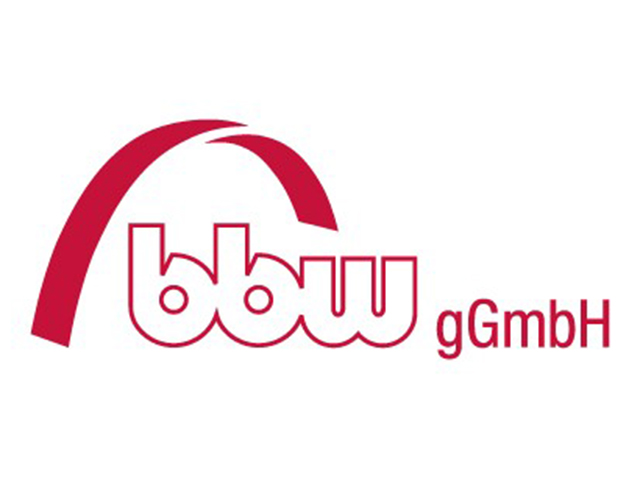 Logo der bbw gGmbH mit einem stilisierten Kleinbuchstaben "bbw" in fetter roter Umrandung, mit einem roten Bogen, der sich über die Buchstaben wölbt, und "gGmbH" in schlichter roter Schrift rechts daneben. Der Hintergrund ist weiß. Inspiriert von Maria Schrauds Vision.