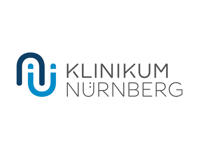 Logo des Klinikums Nürnberg mit zwei ineinandergreifenden blauen und dunkelblauen N-Formen auf der linken Seite und dem Schriftzug KLINIKUM NÜRNBERG in grauen Großbuchstaben auf der rechten Seite - ideal für den Verweis auf Erfahrungen Coaching Maria Schraud.