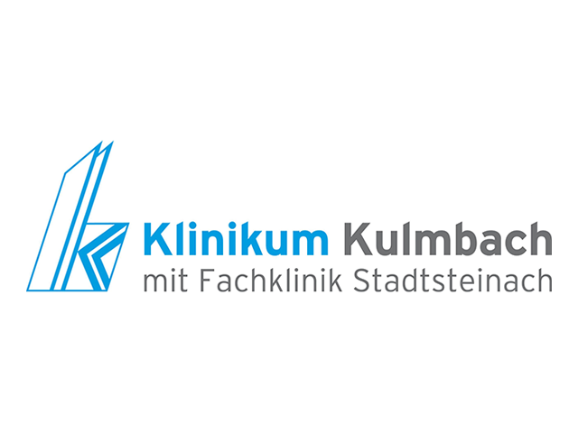 Logo des Klinikums Kulmbach mit Fachklinik Stadtsteinach. Es zeigt ein blaues stilisiertes K auf der linken Seite, mit dem Kliniknamen und Maria Schraud in blauer und grauer Schrift auf der rechten Seite.