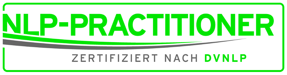 Logo mit dem Schriftzug NLP-PRACTITIONER in leuchtendem Grün, darunter eine geschwungene grau-grüne Linie und darunter ZERTIFIZIERT NACH DVNLP in Grau und Grün -perfekt für die Über mich-Seite.