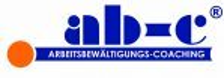 Logo mit fetten blauen Buchstaben a b c in einer stilisierten Schrift, einem eingetragenen Markensymbol und einem orangefarbenen Punkt auf der linken Seite. Darunter steht der Text ARBEITSBEWÄLTIGUNGS-COACHING in blau. Ideal für die Verwendung auf Ihrer Über mich-Seite.