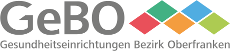 Logo der GeBO mit einer abstrahierten grafischen Form in Blau- und Grüntönen und dem Schriftzug des Klinikverbunds, das oft in Fachprofilen verwendet wird, um eine Zugehörigkeit zum medizinischen oder pflegerischen Sektor in Oberfranken zu verdeutlichen.