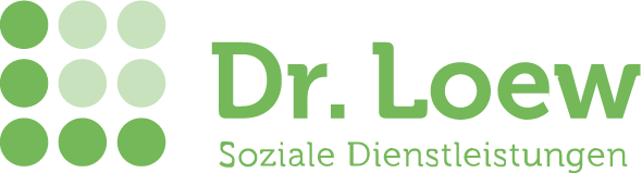 Logo von Dr. Loew Soziale Dienstleistungen mit dem geschwungenen, blauen Namenszug und einem grafischen Element, das in digitalen Lebensläufen und Porträts auf die Arbeit im Bereich der Eingliederungshilfe und sozialen Pflege hinweist.